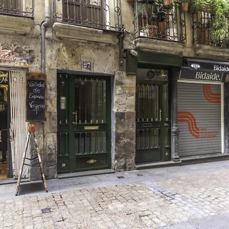 Casco Viejo, Tranvia, Metro, A Pie בילבאו