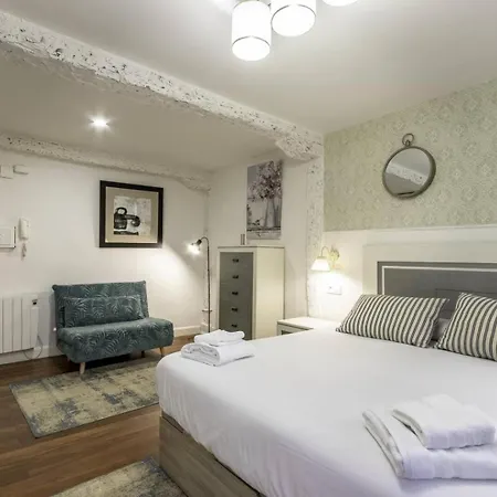 Casco Viejo, Tranvia, Metro, A Pie * בילבאו