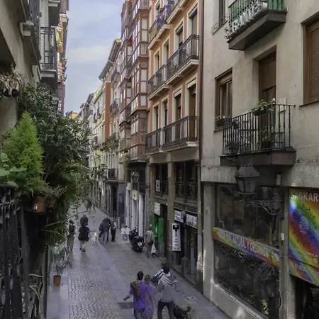 Casco Viejo, Tranvia, Metro, A Pie