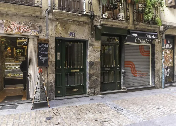 Casco Viejo, Tranvia, Metro, A Pie Bilbao