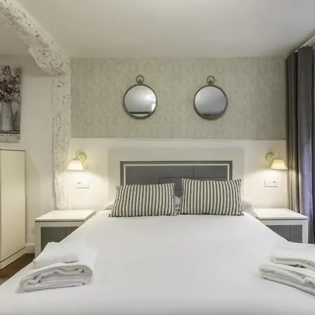 Casco Viejo, Tranvia, Metro, A Pie