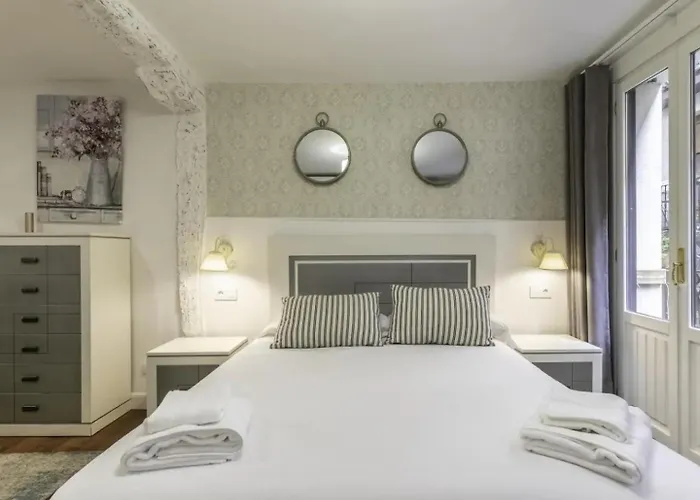 Casco Viejo, Tranvia, Metro, A Pie