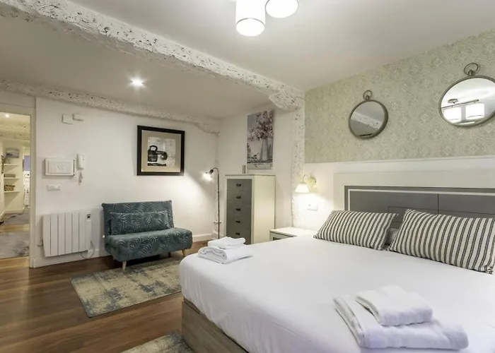 Casco Viejo, Tranvia, Metro, A Pie * Bilbao