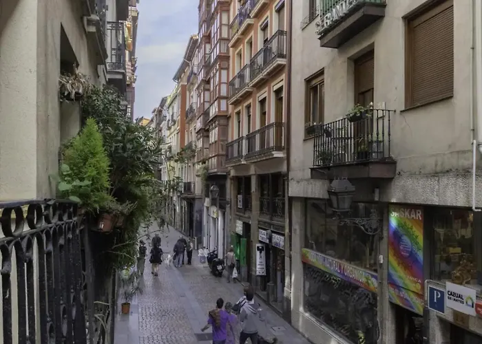 Casco Viejo, Tranvia, Metro, A Pie