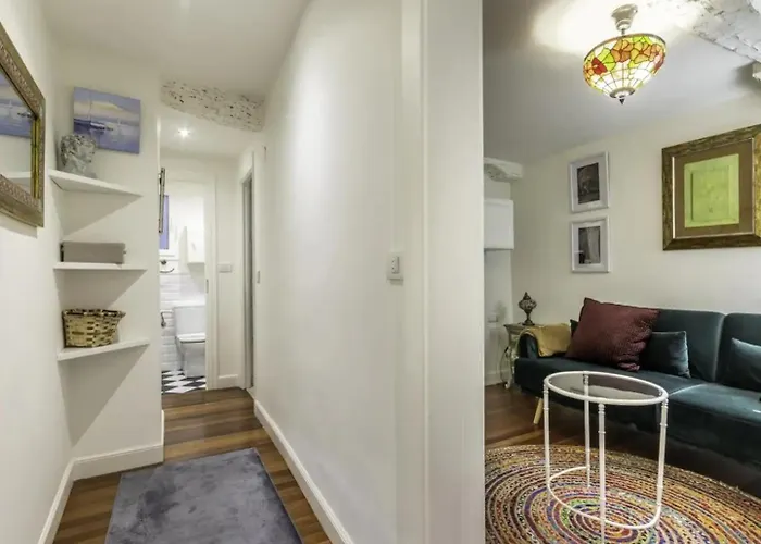 Casco Viejo, Tranvia, Metro, A Pie * Bilbao